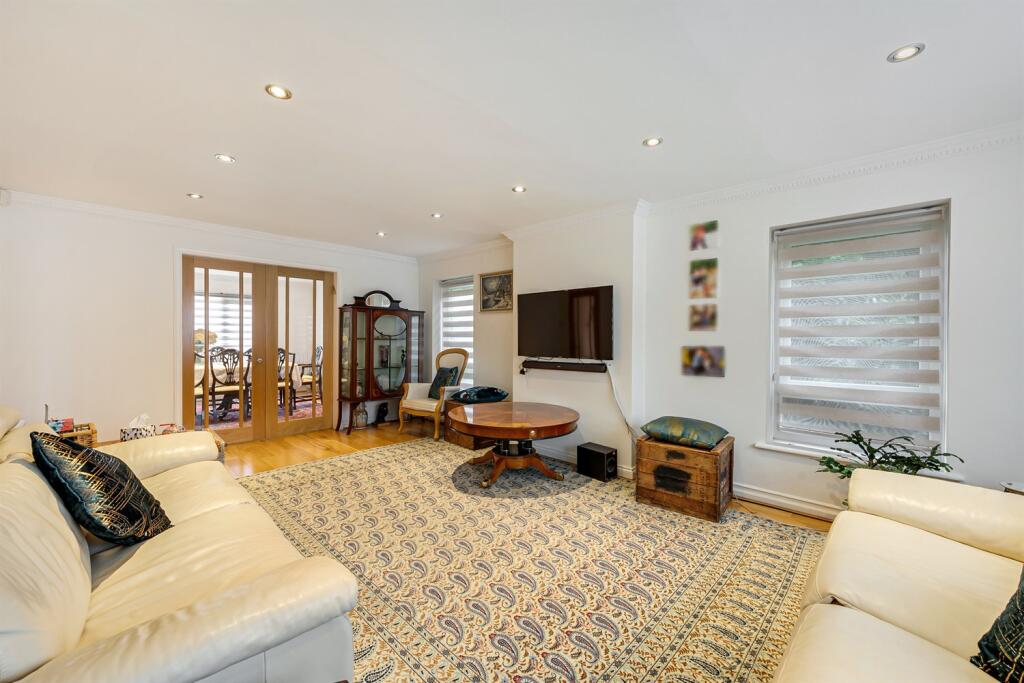 2 bedroom apartment for sale in Delahays Drive, Hale, WA15